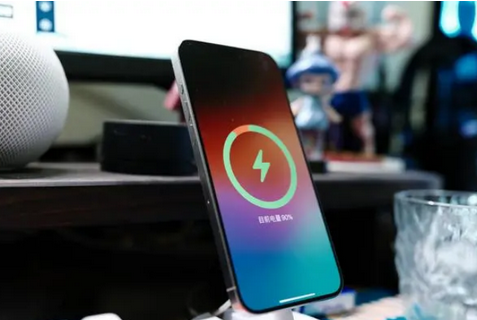 儋州苹果15换屏服务分享用什么充电器给iPhone15充电更好 